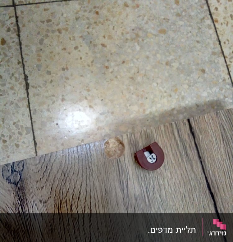 חלקי עץ עם חור עגול וחלק מתכת קטן